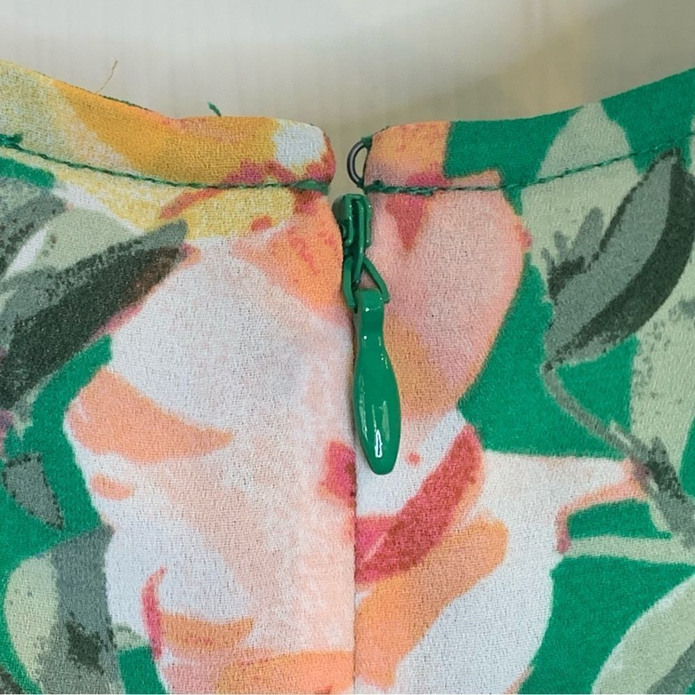 Loft Floral Peplum Top Round Neck Short Sleeves Green Women's Size 6 - Picture 8 of 13